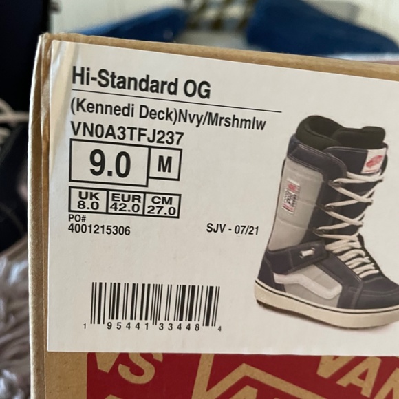 And snowboard bots size9 new - Picture 3 of 3